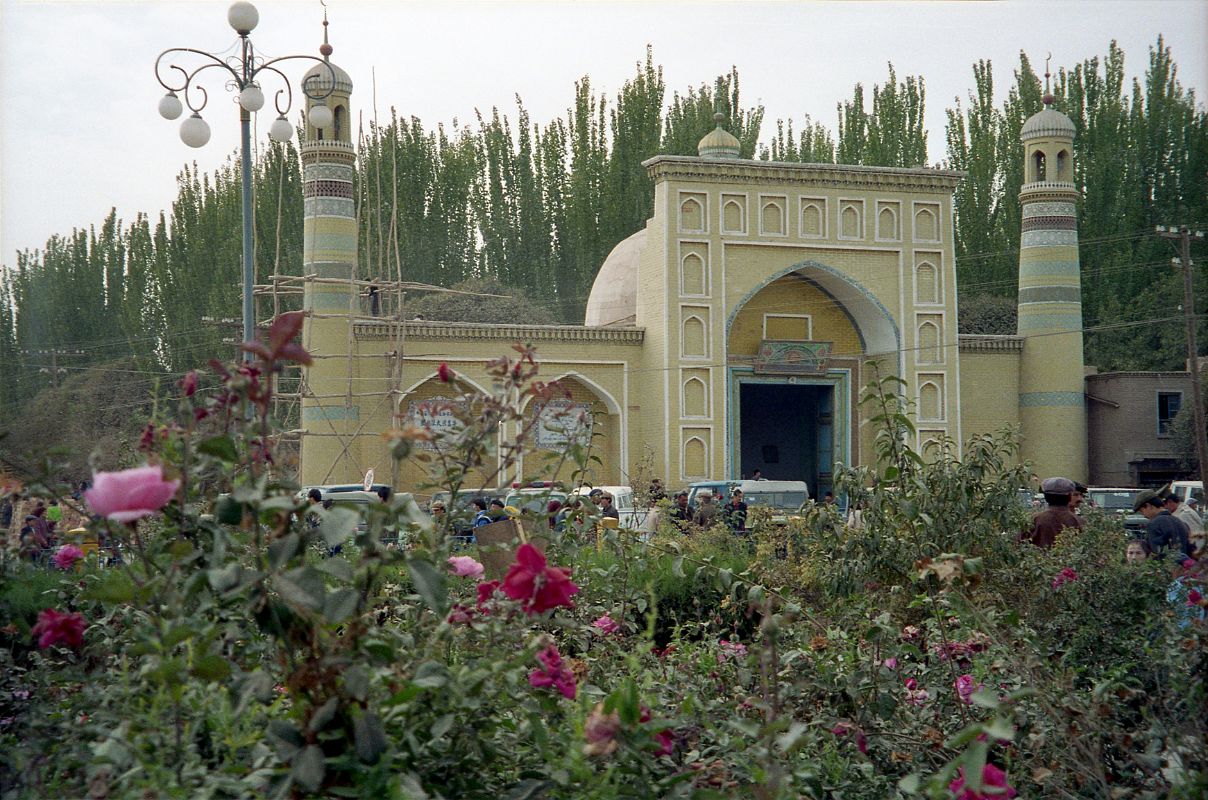 06 Kashgar Id Kah Mosque With Flowers In 1993